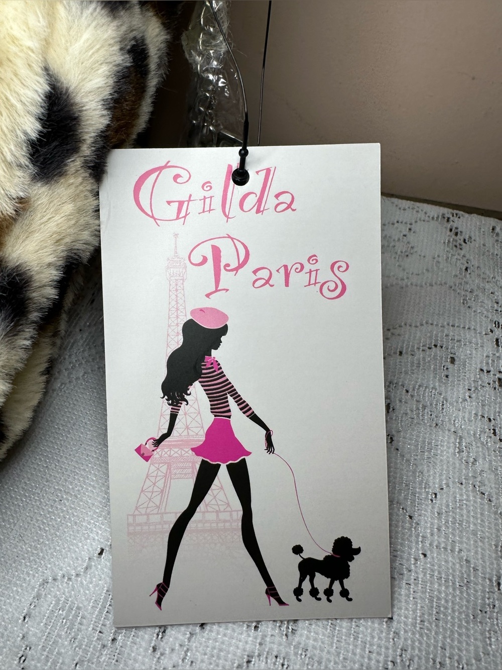 This Gilda Paris faux fur messenger bag features a bold leopard print pattern - Picture 7 of 9